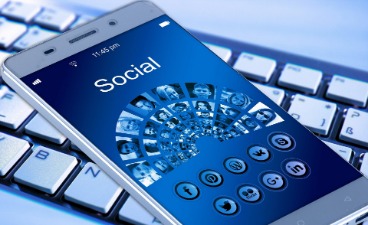 Liken, teilen, auf dem Laufenden bleiben! Teaserbild: Smartphone-Bildschirm mit Illustration zu Social Media