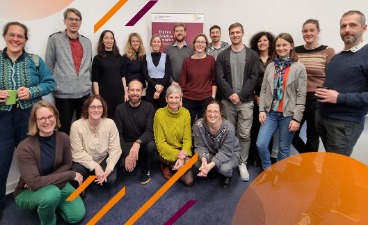 Das Team des Zukunftszentrums Berlin Teaserbild: Das Team des Zukunftszentrums Berlin steht für ein Gruppenbild zusammen