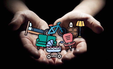 NoviLife Zwei Hände halten gezeichnete Gegenstände, wie Kinderwagen, Stehlampe etc.